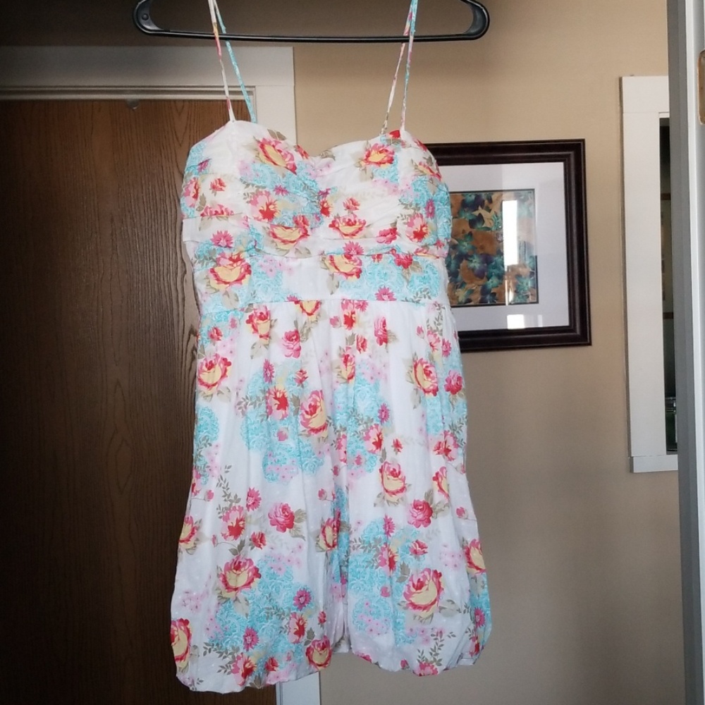 Adorable Floral dress NWOT